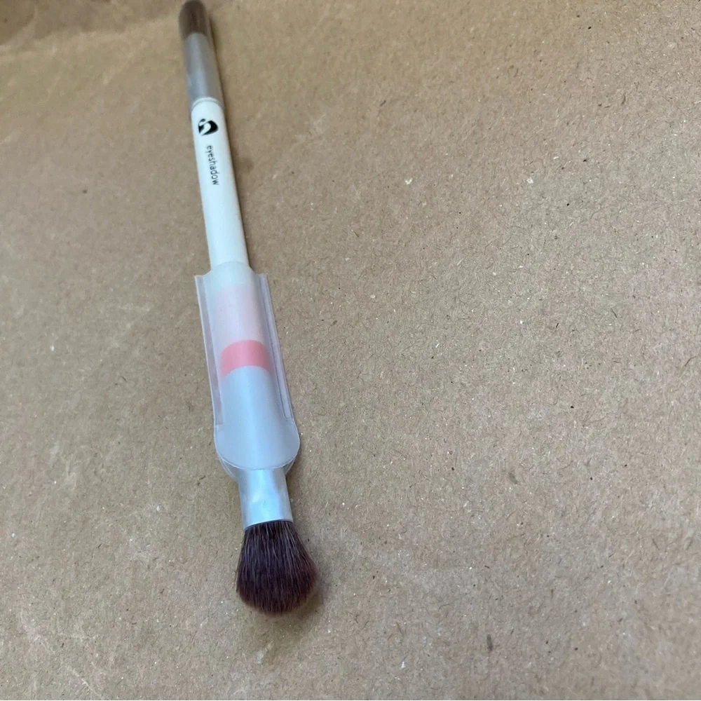 Glossier eyeshadow brush
